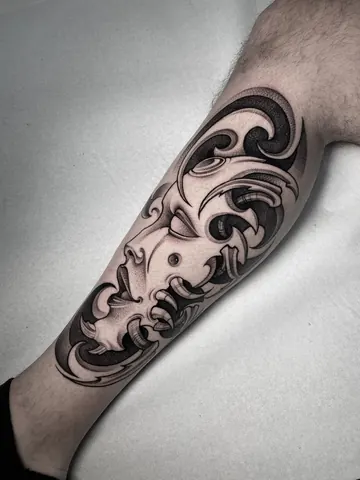 Fotografia real de un tatuaje blackwork