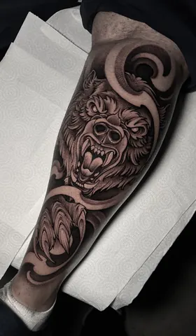 Fotografia real de un tatuaje blackwork