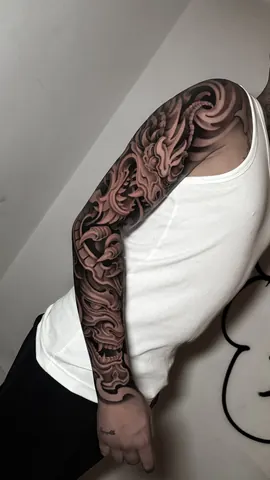 Fotografia real de un tatuaje blackwork