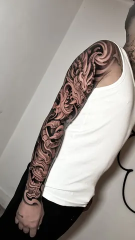 Fotografia real de un tatuaje blackwork