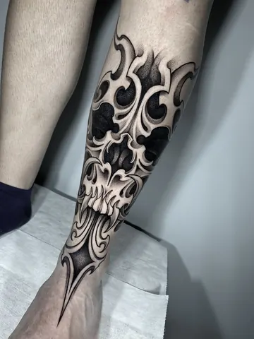 Fotografia real de un tatuaje blackwork