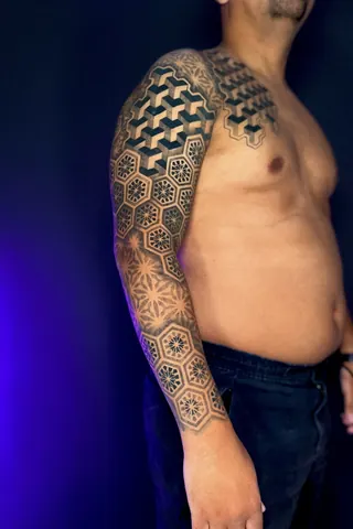 Fotografia real de un tatuaje dotwork o puntillismo