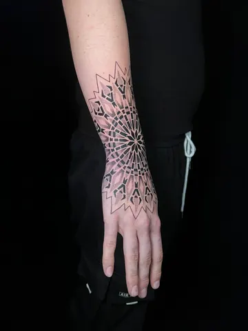 Fotografia real de un tatuaje dotwork o puntillismo