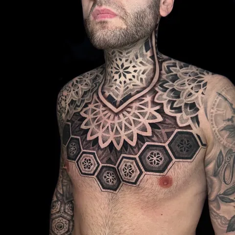 Fotografia real de un tatuaje dotwork o puntillismo
