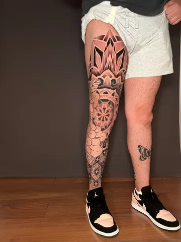 Fotografia real de un tatuaje dotwork o puntillismo