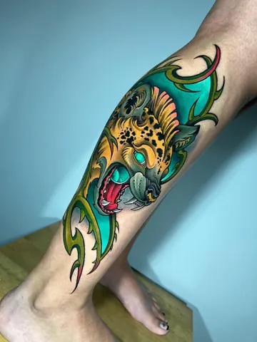 Fotografia real de un tatuaje neo-tradicional