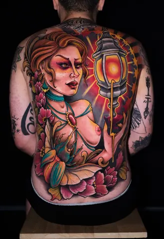 Fotografia real de un tatuaje neo-tradicional