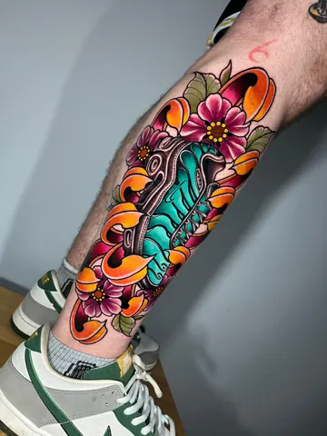 Fotografia real de un tatuaje neo-tradicional