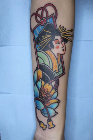 Fotografia real de un tatuaje neo-tradicional