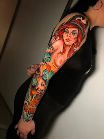 Fotografia real de un tatuaje neo-tradicional