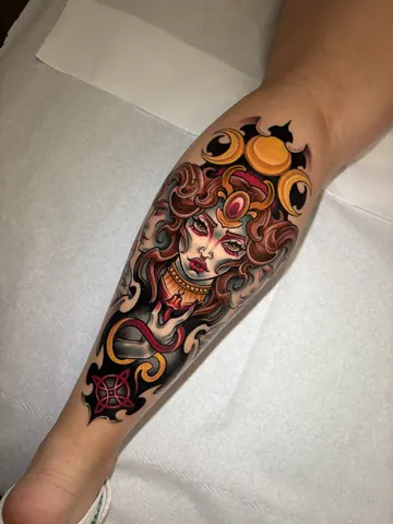 Fotografia real de un tatuaje neo-tradicional
