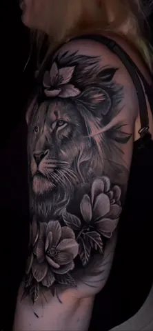 Fotografia real de un tatuaje realista