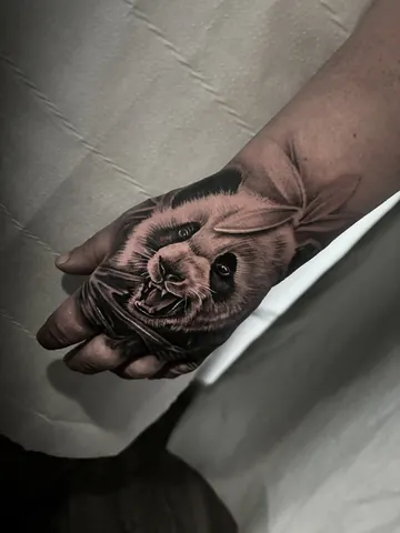 Fotografia real de un tatuaje realista