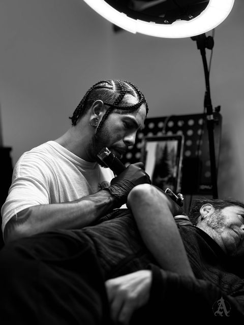 Frank tatuando en Arkadia