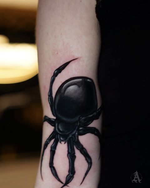 Tatuaje de araña viuda negra en el brazo, blackwork en negro y gris