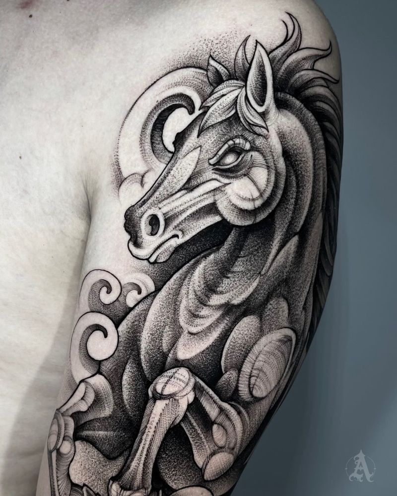 Tatuaje de caballo con ornamento en hombro, blackwork en negro y gris