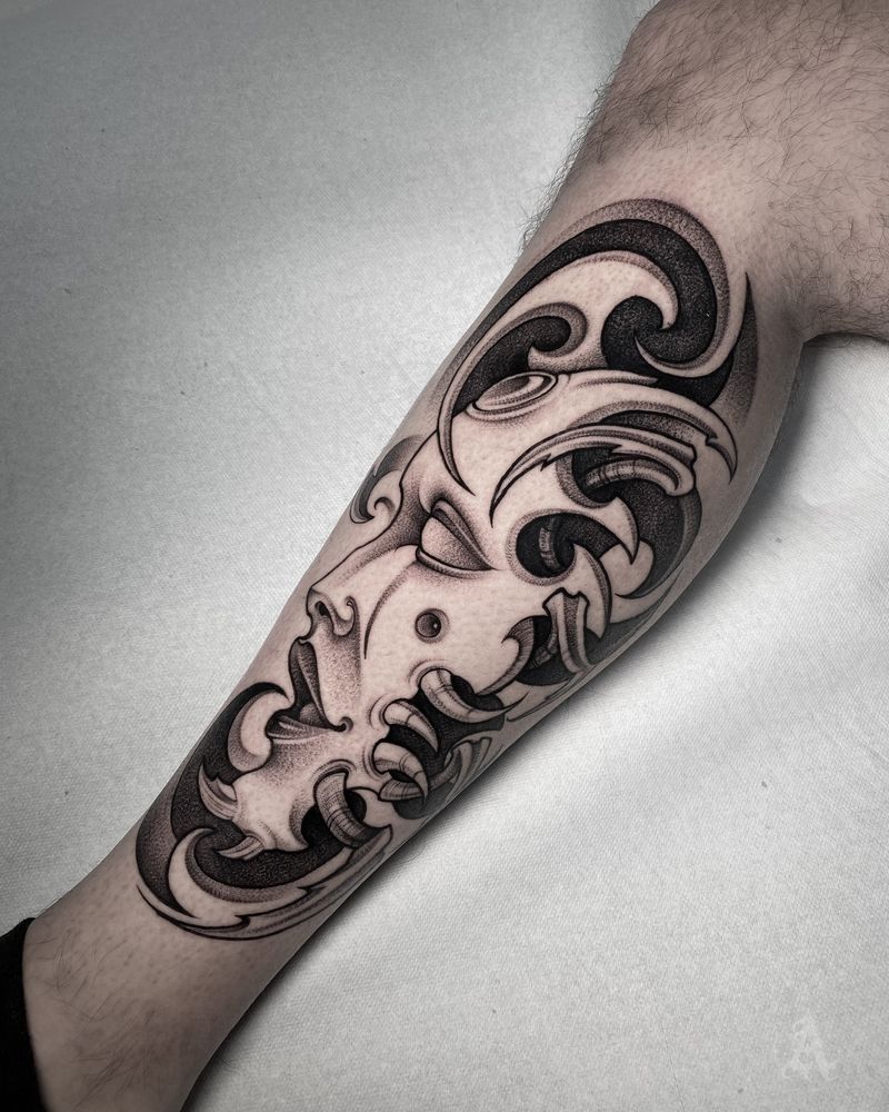 Tatuaje de filigrana barroca con máscara en pantorrilla, blackwork en negro y gris
