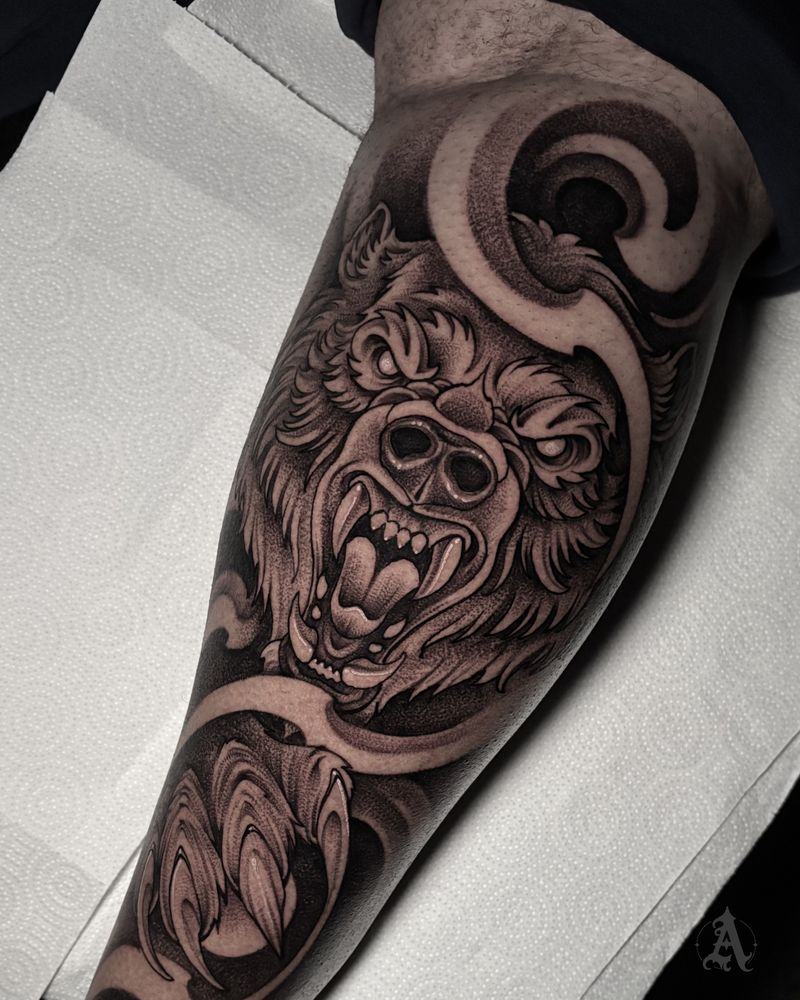 Tatuaje de león rugiendo con ornamento en pierna, blackwork en negro y gris
