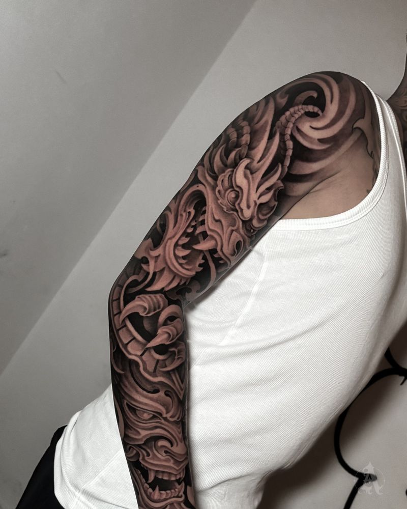 Tatuaje de filigrana ornamental, detalle en brazo completo, blackwork en negro y gris