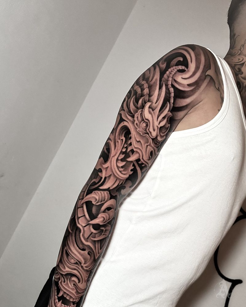 Tatuaje de filigrana ornamental en brazo completo, blackwork en negro y gris
