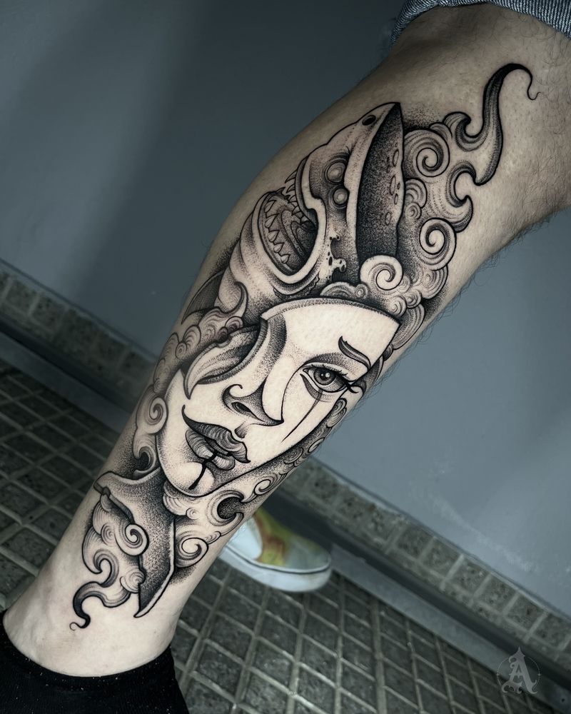 Tatuaje de máscara ornamental en pierna, blackwork en negro y gris