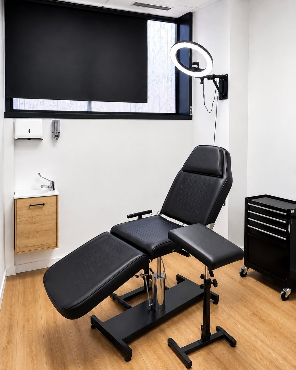 Cabina 3 del estudio Arkadia: camilla profesional, aro de luz y mueble de trabajo