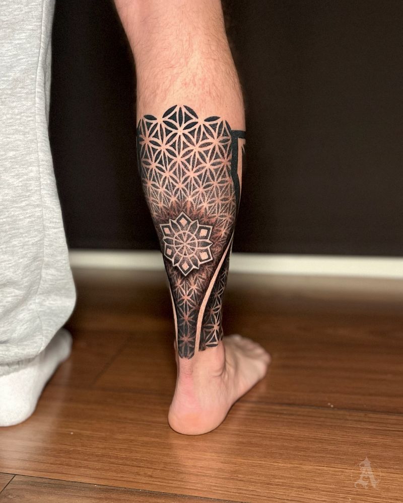 Tatuaje dotwork de composición geométrica en la pierna, puntillismo en negro