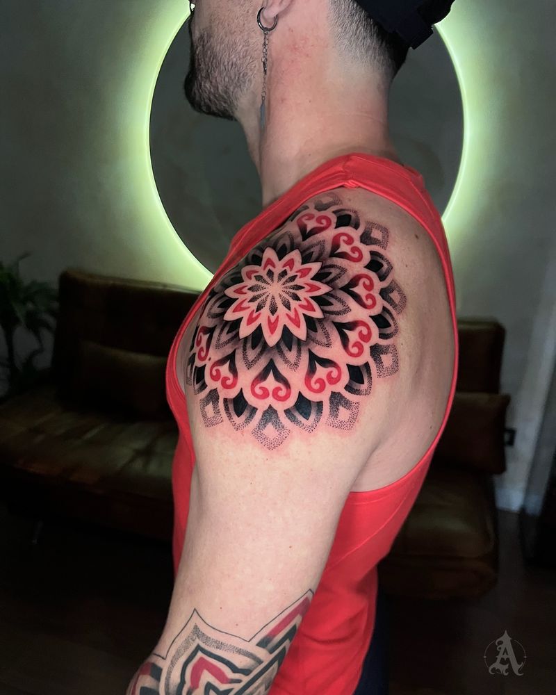 Tatuaje dotwork de mandala floral en el hombro, puntillismo con color
