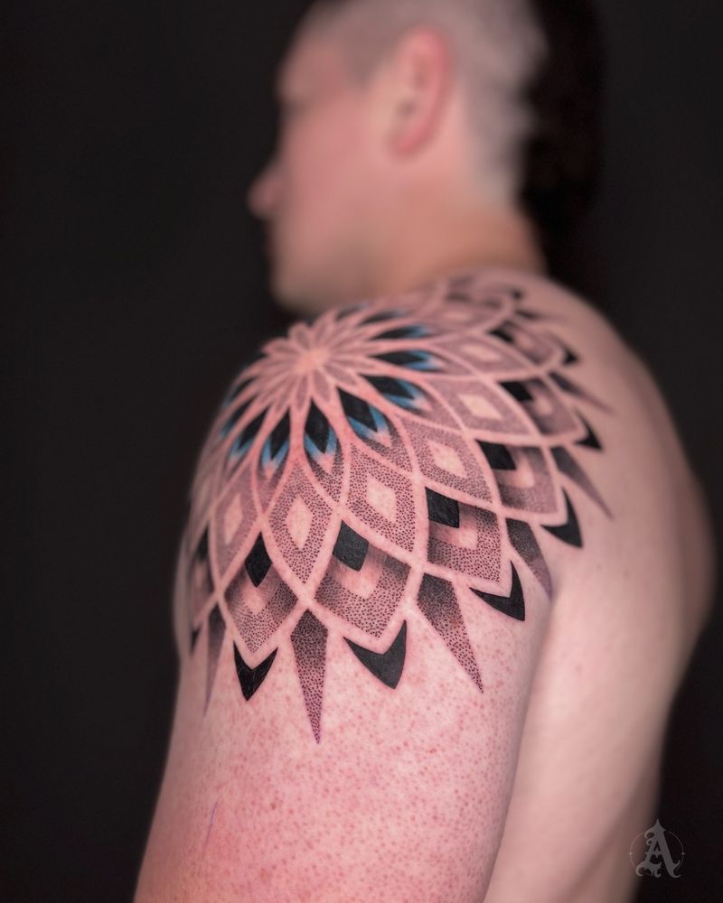 Tatuaje dotwork de mandala floral en hombro y espalda alta, puntillismo en negro