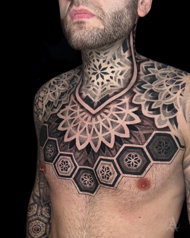 Tatuaje dotwork de mandala geométrico en pecho y cuello, puntillismo en negro