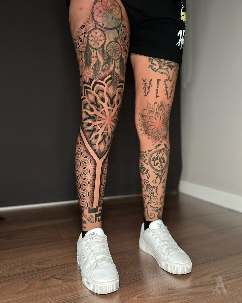 Tatuaje dotwork de composición geométrica completa en pierna completa, puntillismo en negro