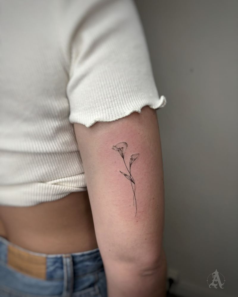 Tatuaje de flores en el brazo, fine line en negro y gris