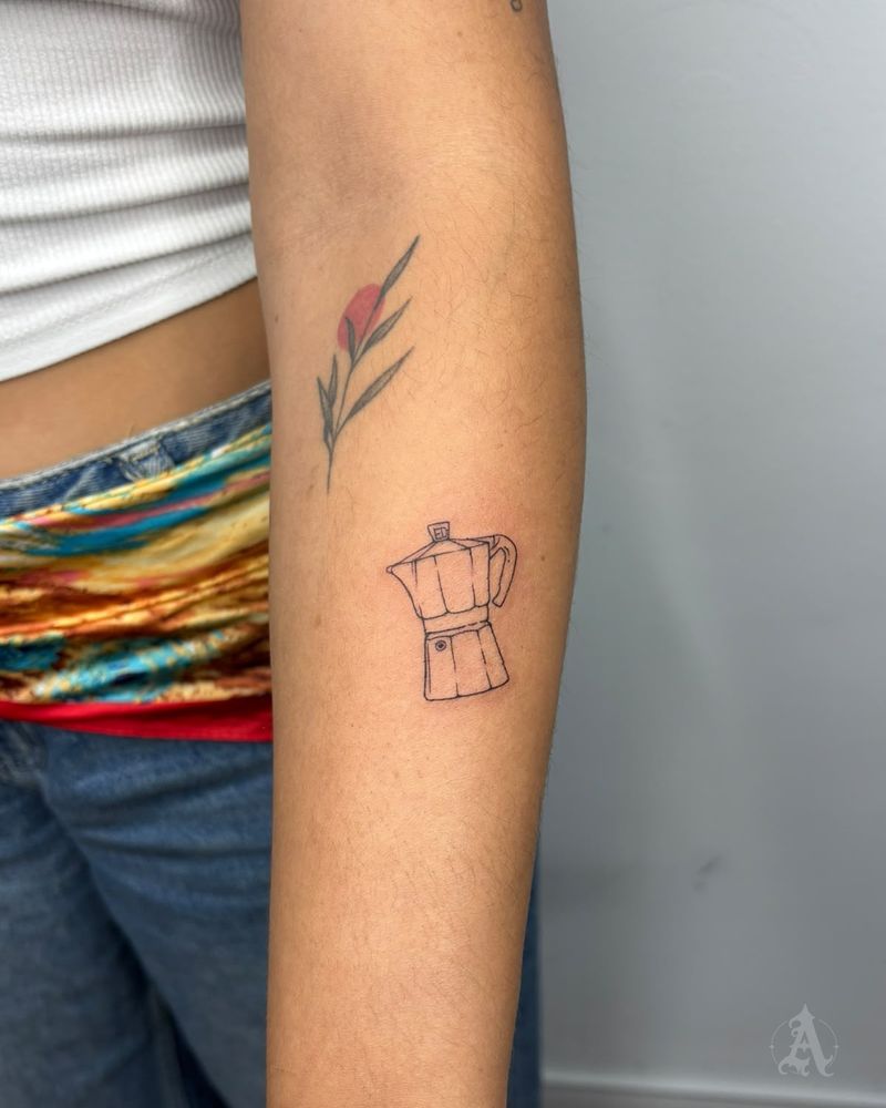 Tatuaje de cafetera italiana en el brazo, fine line en negro y gris
