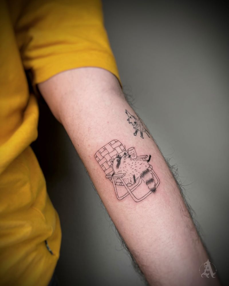Tatuaje de mapache sentado en silla en el antebrazo, fine line en negro y gris