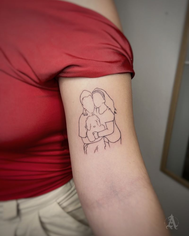 Tatuaje de retrato familiar en el brazo, fine line en negro y gris
