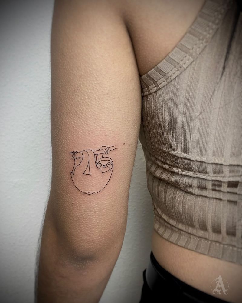 Tatuaje de oso perezoso en el brazo, fine line en negro y gris