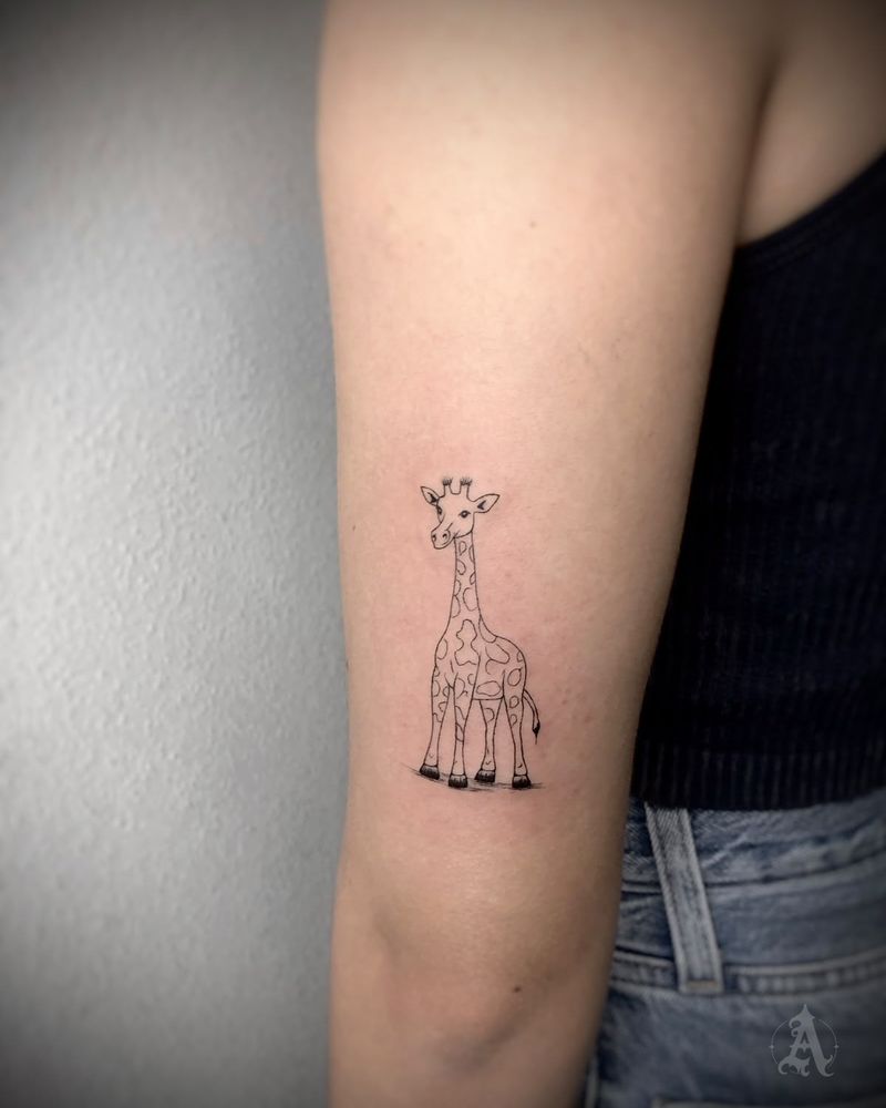 Tatuaje de jirafa en el brazo, fine line en negro y gris