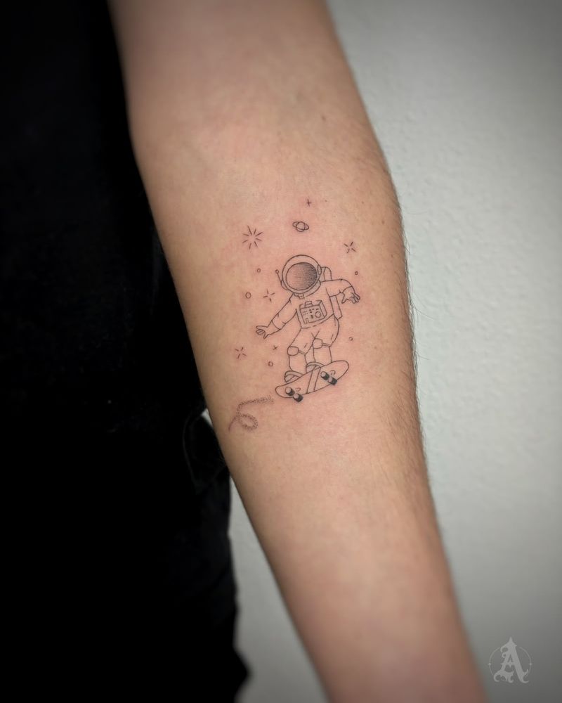 Tatuaje de leopardo y símbolo químico en el antebrazo, fine line en negro y gris