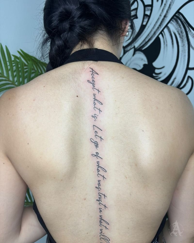 Tatuaje de frase manuscrita en la espalda, fine line en negro y gris
