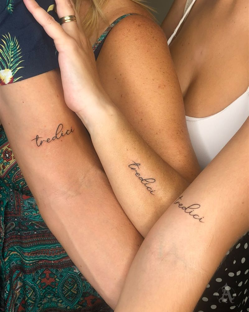 Tatuaje de lettering a juego en dos brazos en el antebrazo, fine line en negro y gris