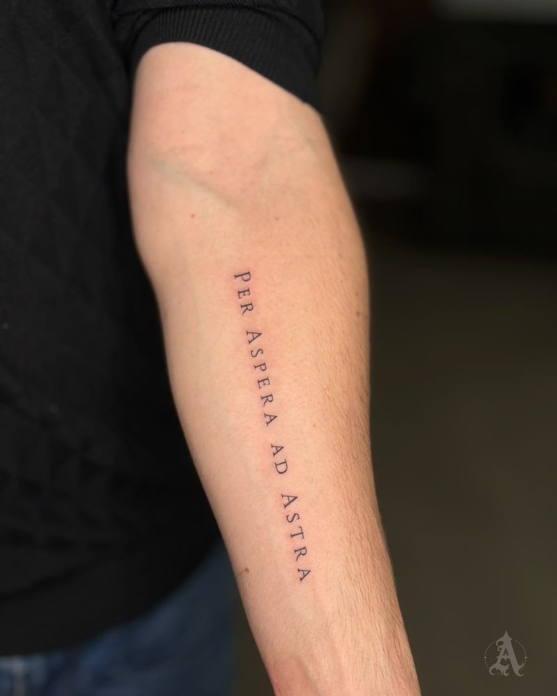 Tatuaje de per aspera ad astra en el antebrazo, fine line en negro y gris