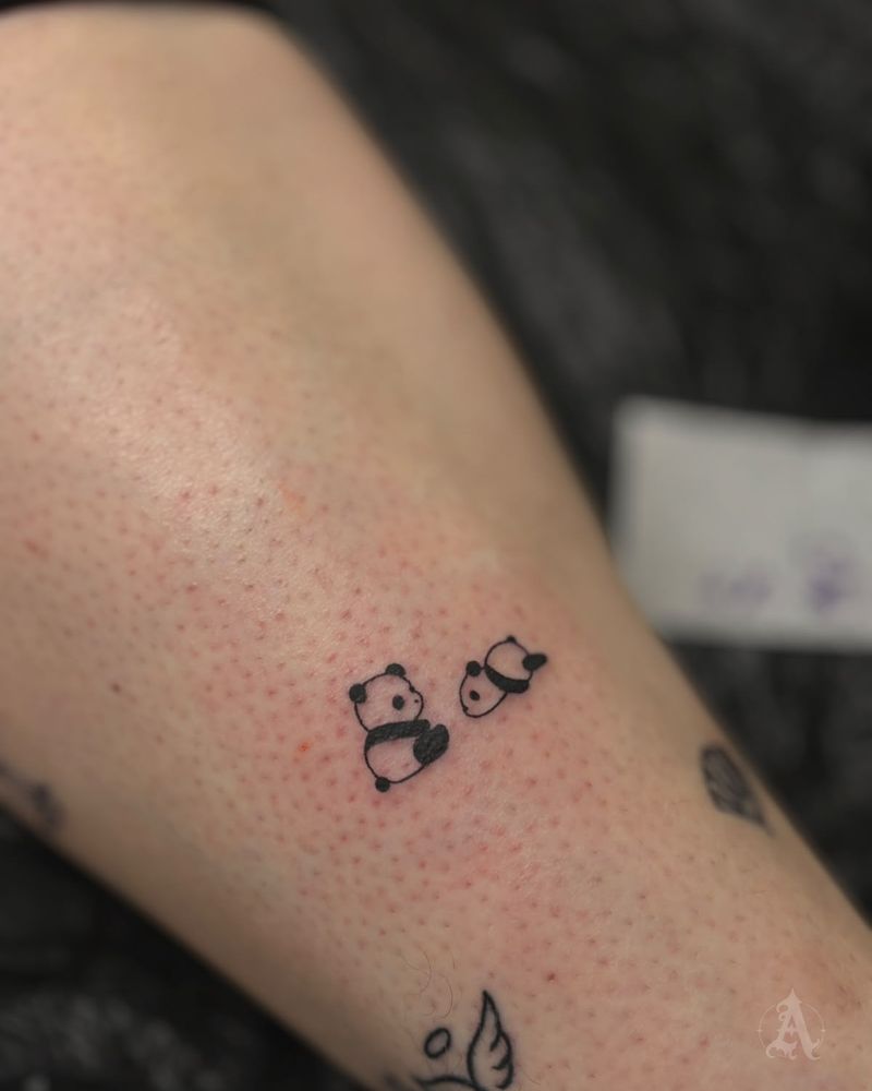 Tatuaje de osos panda en el costado, fine line en negro y gris