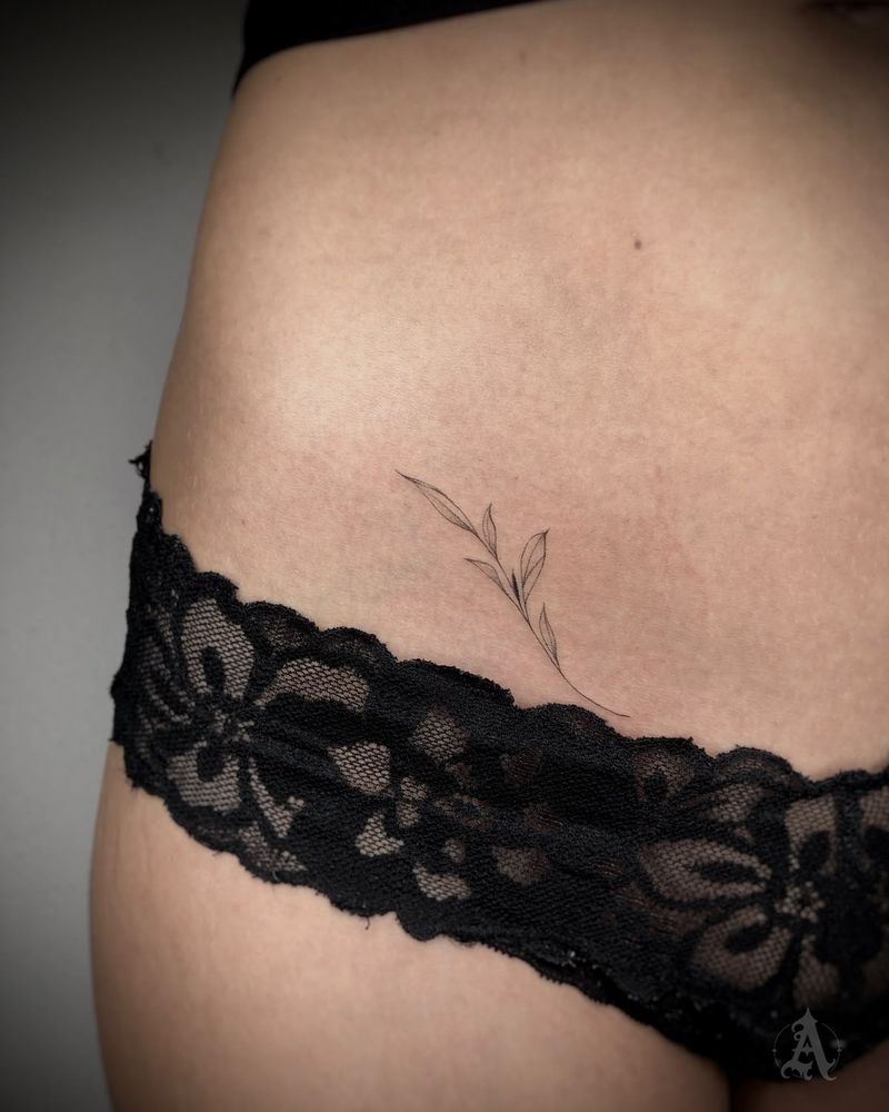 Tatuaje de rama fina en la cadera, fine line en negro y gris
