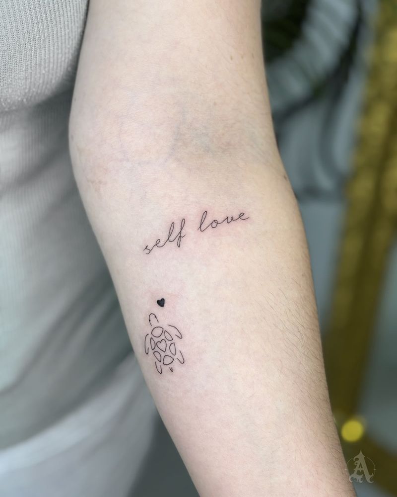 Tatuaje de self love y tortuga en el antebrazo, fine line en negro y gris