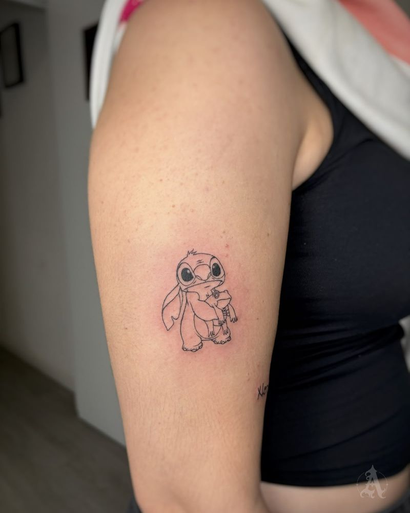 Tatuaje de Stich en el brazo, fine line con color