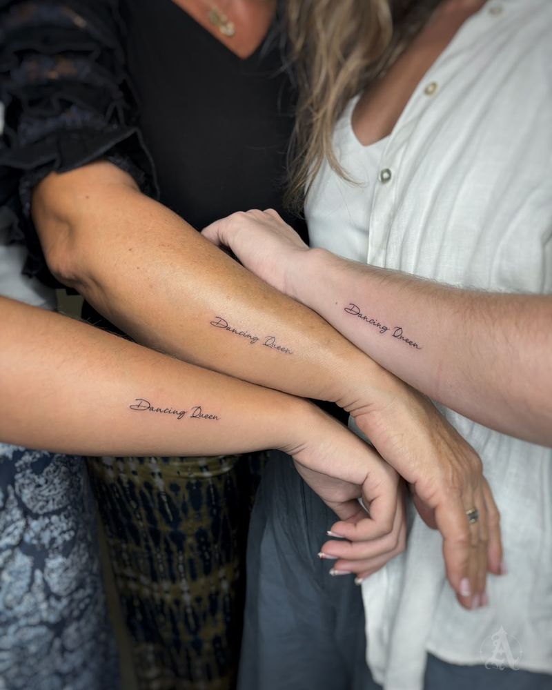 Tatuaje de lettering a juego en el antebrazo, fine line en negro y gris