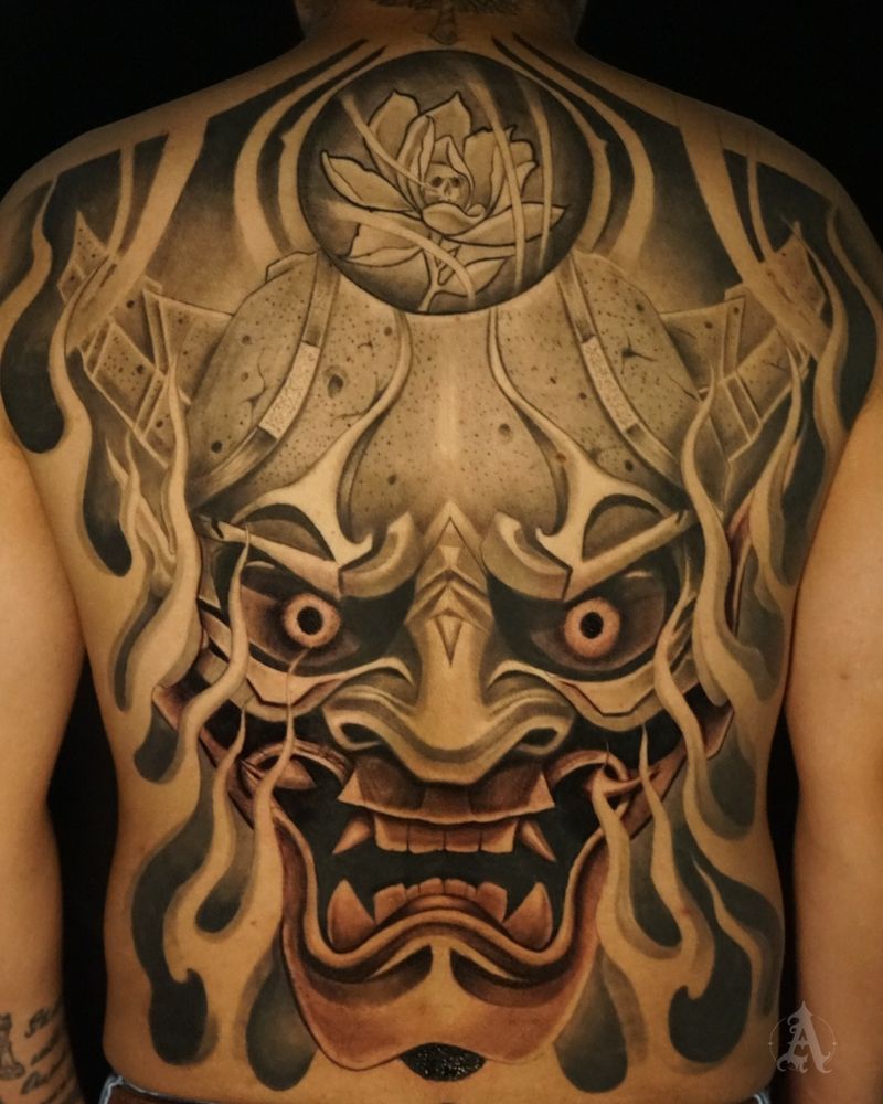 Tatuaje de máscara japonesa entre llamas en espalda completa, japonés con color