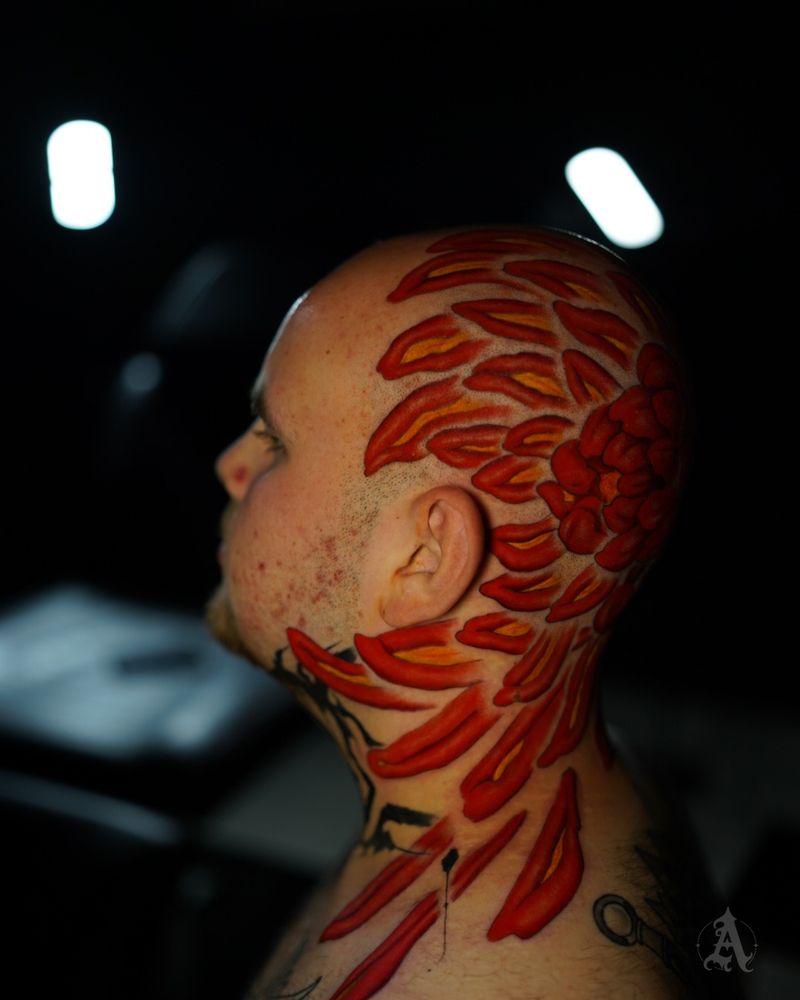 Tatuaje de crisantemos en rojo, perfil en la cabeza, japonés con color