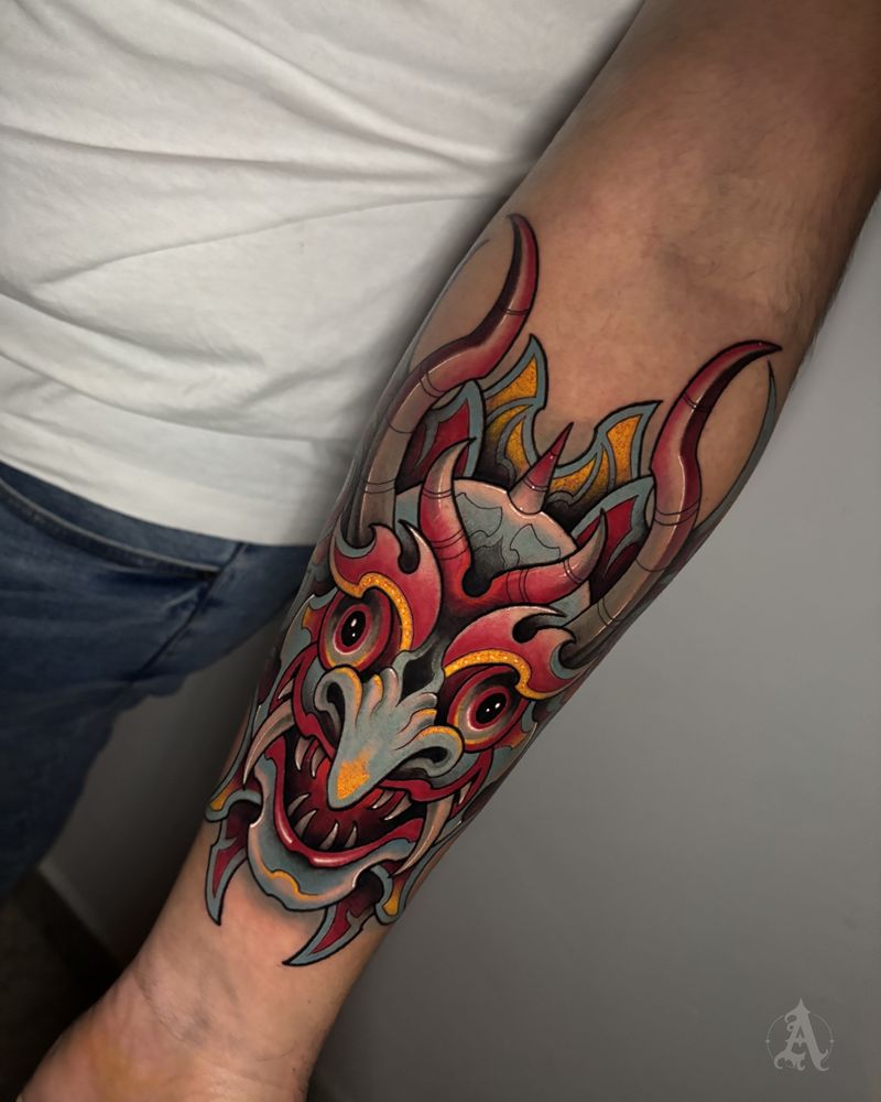 Tatuaje de dragón rojo en antebrazo, japonés con color