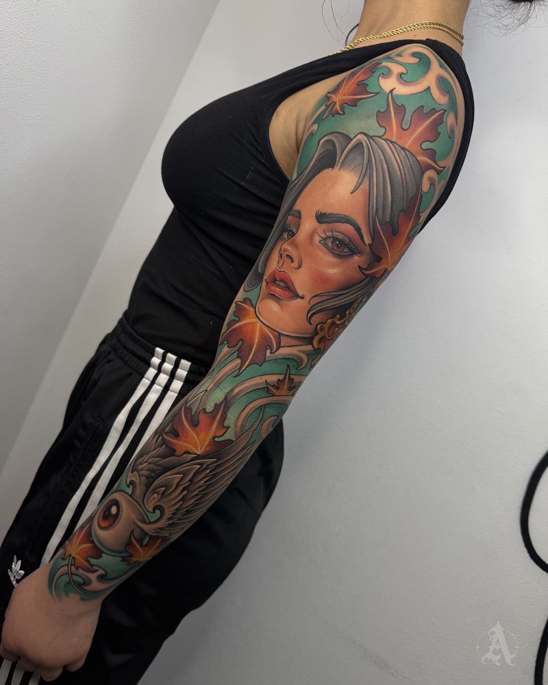 Tatuaje de mujer y carpas entre hojas en brazo completo, japonés con color